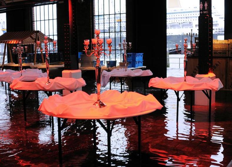 2213_0796 Vorbereitete Feierlichkeiten in der Fischauktionshalle - Tische im Wasser. | Hochwasser in Hamburg - Sturmflut.